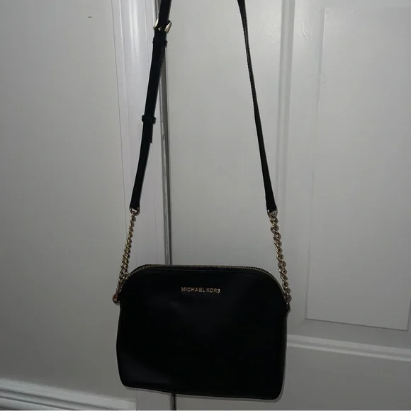 I’m selling this Micheal Khors Small Black cross body purse, - Picture 3 of 5